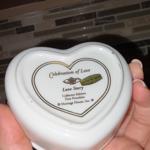 Heritage House Celebration of Love Love Story Porcelain Music Trinket Box - Picture 5 of 8